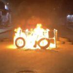 Moradores protestam contra esgoto estourado no bairro Terra do Sul