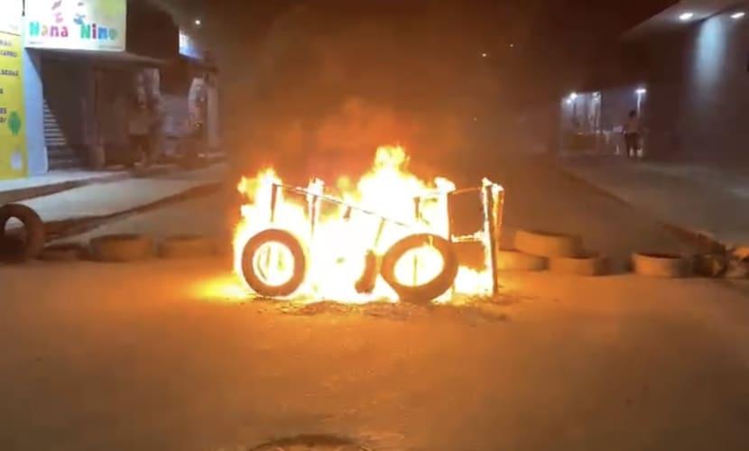 Moradores protestam contra esgoto estourado no bairro Terra do Sul Moradores protestam contra esgoto estourado no bairro Terra do Sul